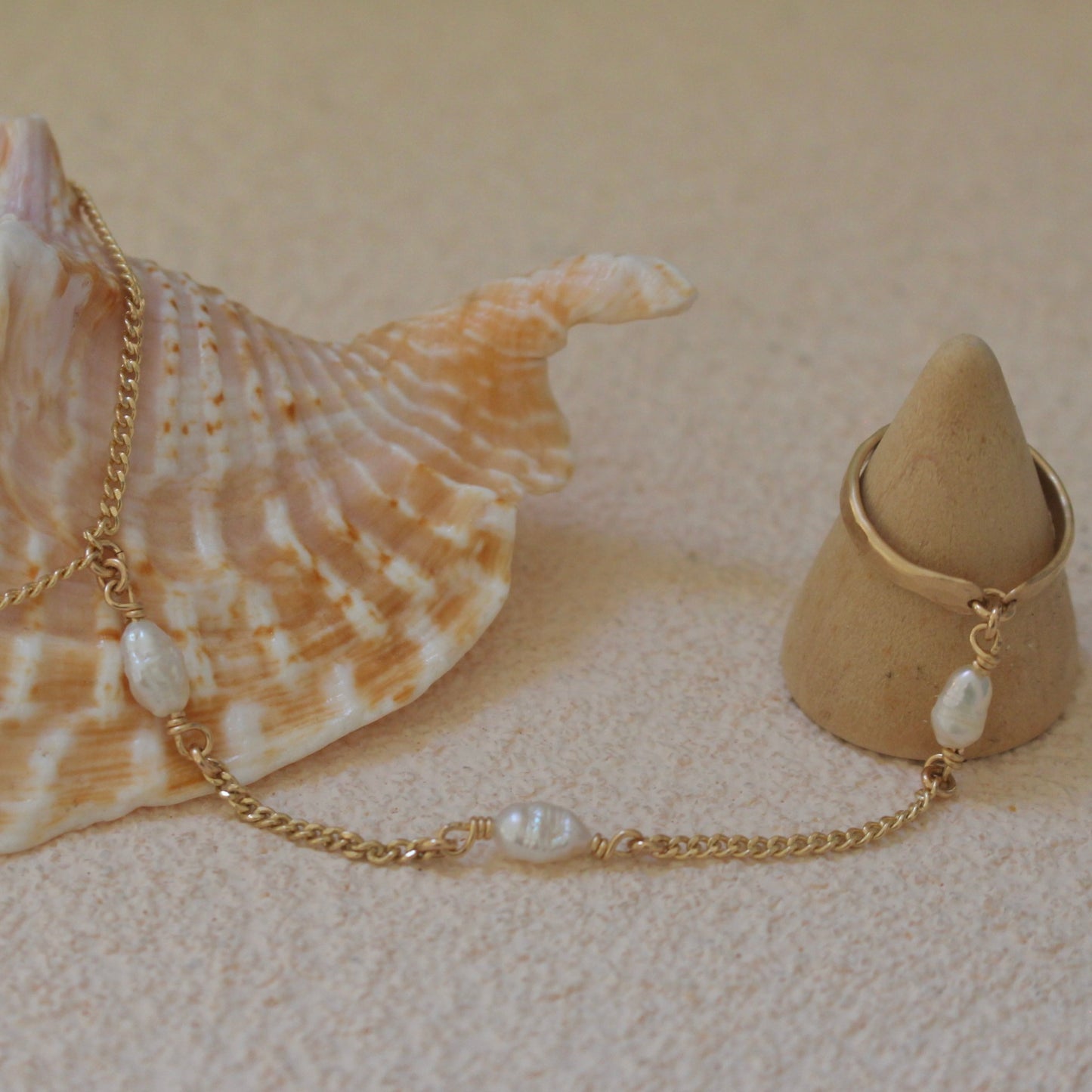 Sirena Pearl Hand Chain